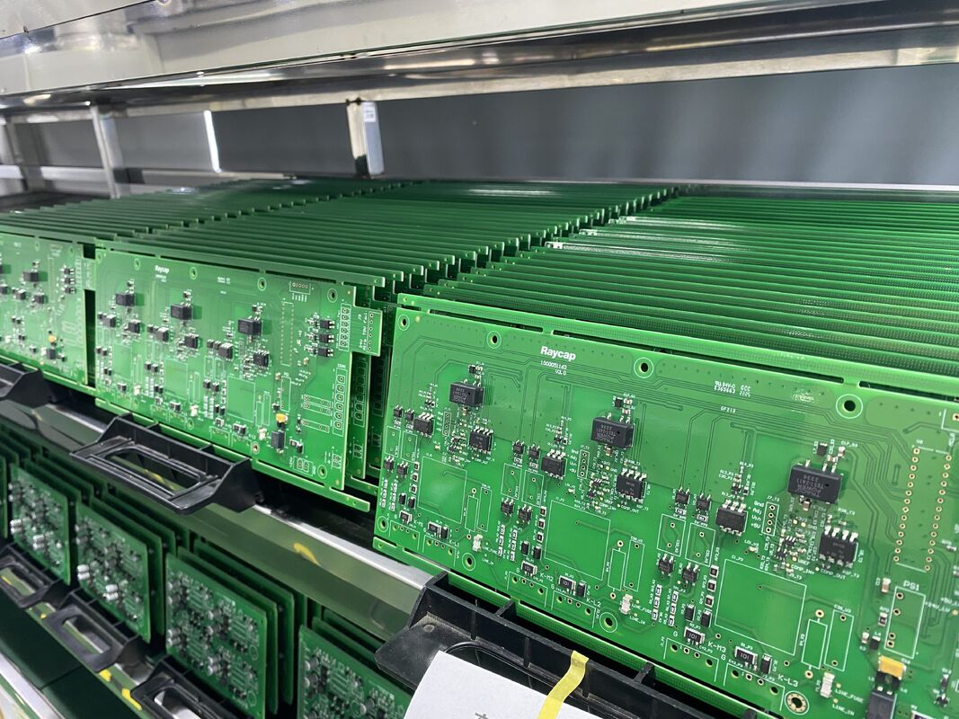 Min delik çapı 01mm İletişim PCB montajı 6 katman Yüksek Tg170 ve Yüksek Tg180 İletişim cihazları için optimize edilmiş